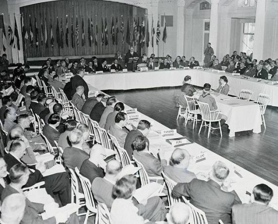 Bretton Woods-conferentie: de Verenigde Naties komen bijeen in het Mount Washington Hotel om programma's voor economische samenwerking en vooruitgang te bespreken.