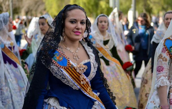 Een fallera gekleed in traditionele 18e eeuwse kleding