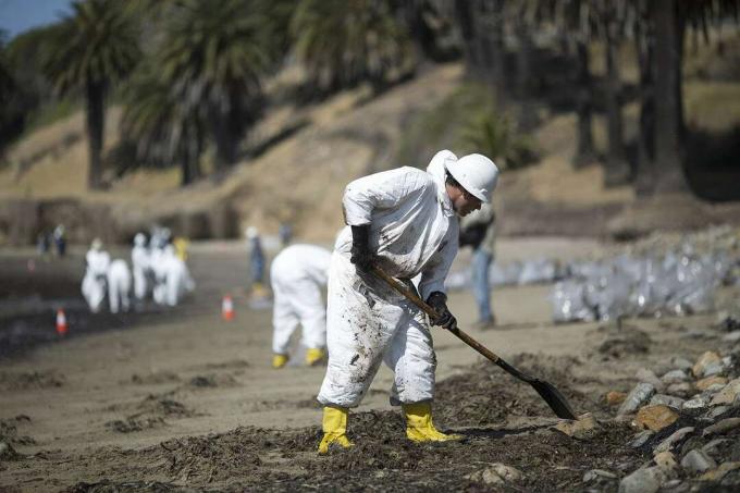 Gescheurde pijpleiding morst olie langs de kust van Santa Barbara