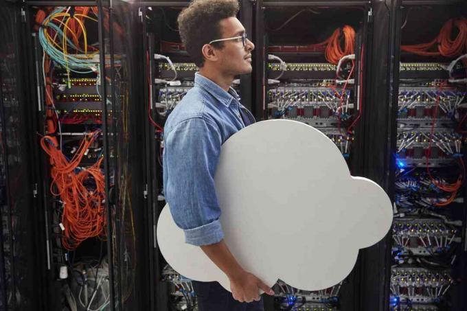 Mannelijke IT-technicus met cloud in serverruimte, cloud computing