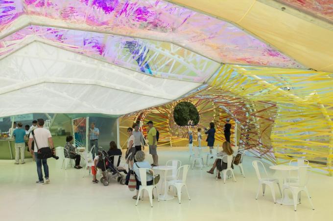 Kleurrijk ETFE-plastic vormt de muren en het plafond van een klein café