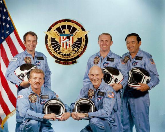 Bemanning van STS 51C, inclusief Ellison Onizuka.