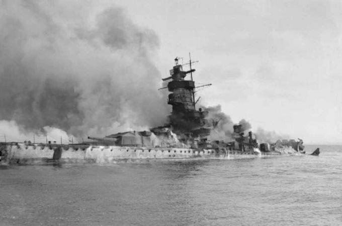 Pocket Battleship Admiral Graf Spee brandend en gedeeltelijk ondergedompeld in de River Plate