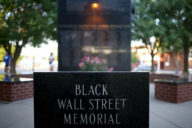 Het Black Wall Street Massacre-monument wordt op 18 juni 2020 getoond in Tulsa, Oklahoma.