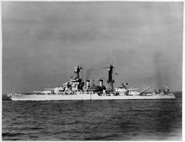 Slagschip USS Colorado (BB-45) voor anker.