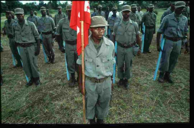 Geüniformeerde troepen in formatie, Liberia.