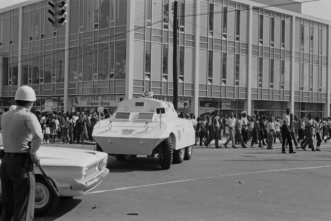 Zwarte Amerikanen marcheren op de hoek van 16th Street en 5th Avenue in Birmingham, Alabama, aan het begin van de Birmingham-campagne, mei 1963.