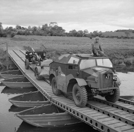 QF 25-ponder kanon wordt over een brug gesleept