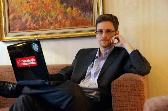 Edward Snowden poseert voor een foto tijdens een interview op een geheime locatie in december 2013 in Moskou, Rusland.