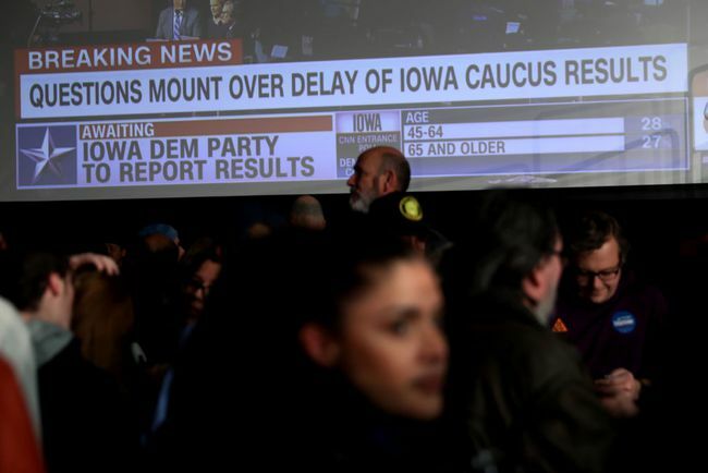 Aanhangers van de democratische presidentskandidaat Sen. Bernie Sanders (I-VT) wacht tot de resultaten binnenkomen tijdens zijn caucus-nachtwachtfeest op 3 februari 2020 in Des Moines, Iowa.