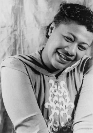 Zwart-wit foto van Ella Fitzgerald lachend.