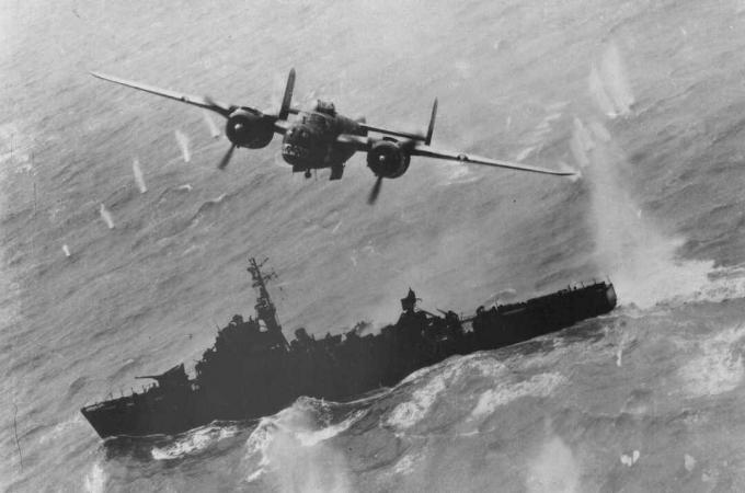 B-25 Mitchell die over een Japans oorlogsschip vliegt.