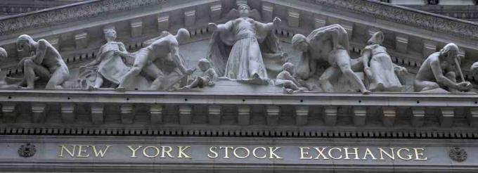 Symbolische beeldhouwer van integriteit die de werken van de mens beschermt, boven het fries van de New York Stock Exchange.