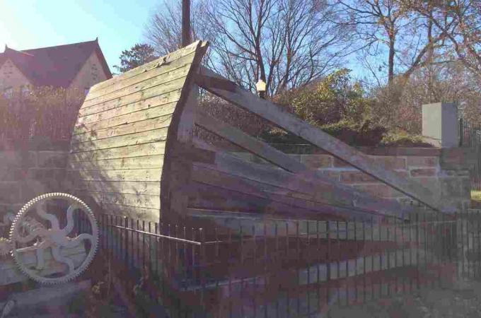 grote houten hekpoort, houten schild met houten palen bevestigd