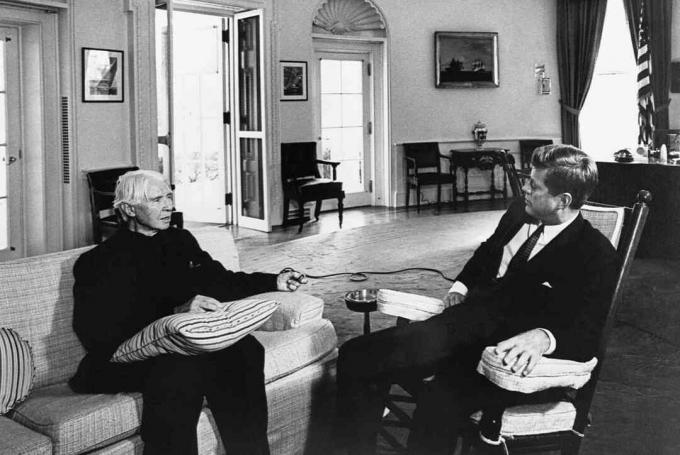 foto van Carl Sandburg en president Kennedy in het Oval Office