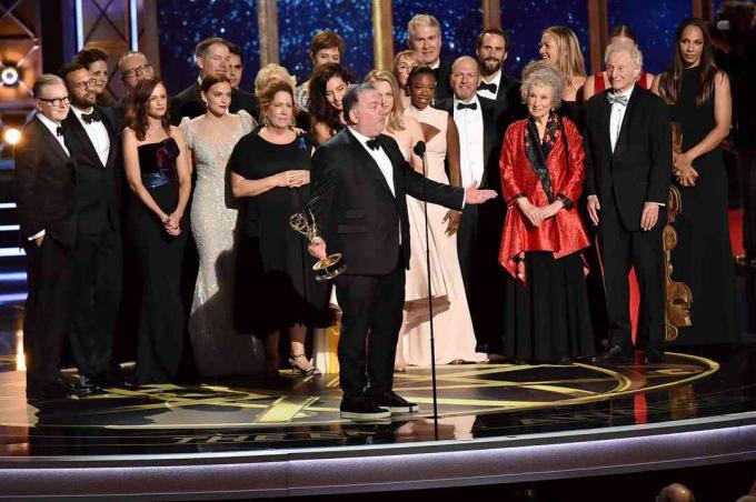 De cast van 'The Handmaid's Tale' op het podium bij de Golden Globes