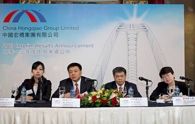 Leidinggevenden van China Hongqiao Group, Ltd. de persconferentie van het bedrijf bijwonen in Hong Kong, China