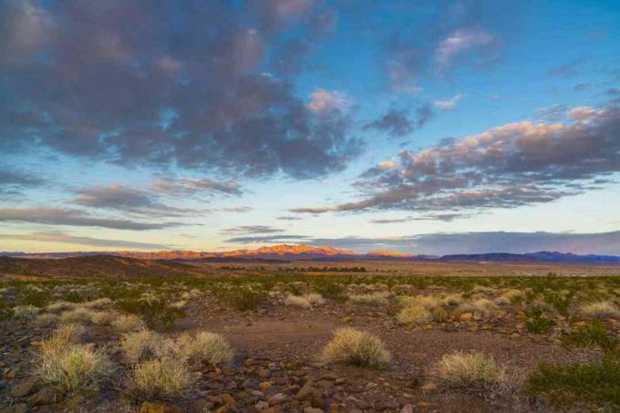 Continentale tropische lucht vormt zich over woestijnlandschappen zoals in Nevada