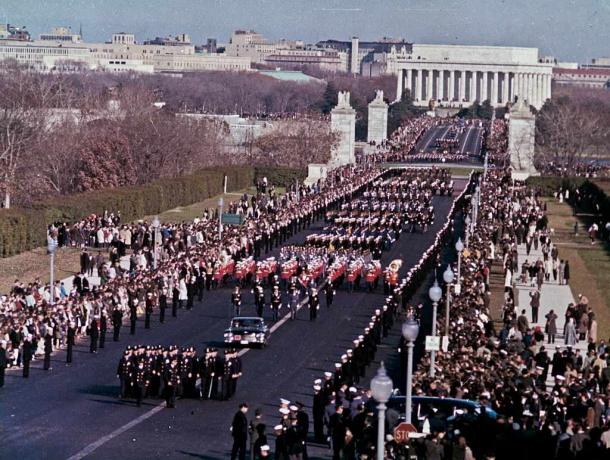 Begrafenisstoet van president John F. Kennedy steekt Memorial Bridge over