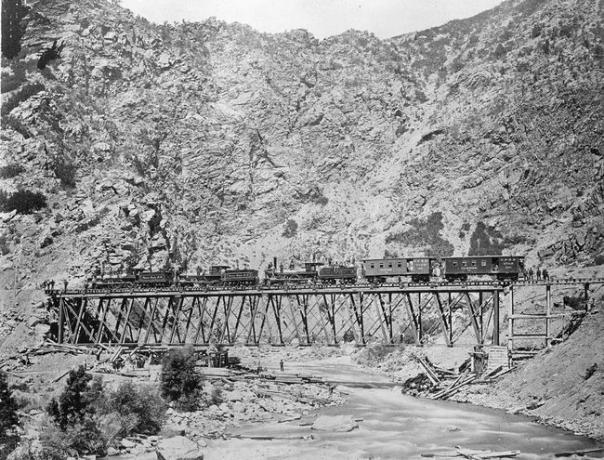 Gezicht op de bouw van het Union Pacific-gedeelte van de Transcontinental Railroad over Devil's Gate Bridge, Utah, 1869.