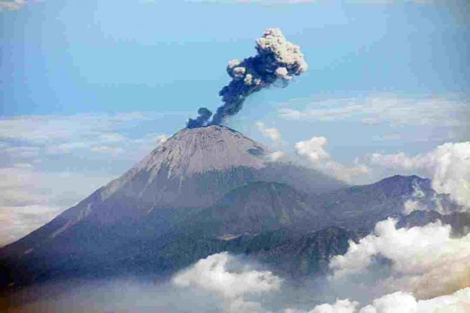 Semeru-vulkaan in Indonesië is een actieve stratovulkaan.