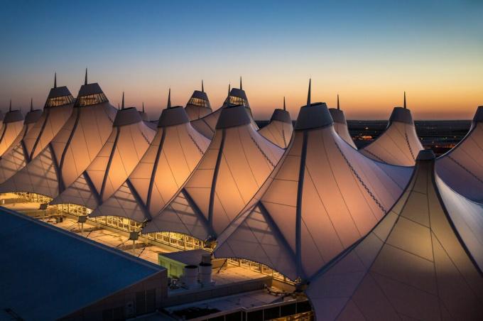 De ongewone met stof bedekte tent (of tipi) constructie van de belangrijkste luchthaventerminal, ontworpen om een ​​weerspiegeling te zijn van de nabijgelegen met sneeuw bedekte Rocky Mountains