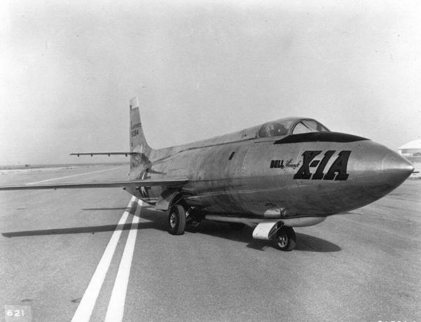 Bell X-1A geparkeerd op een landingsbaan.