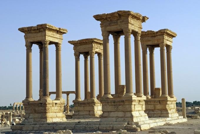 De herbouwde Tetrapylon op de Cardo Maximus, Palmyra, Syrië