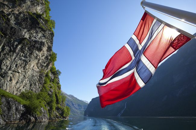 Noorse vlag op veerboot in Geiranger Fjord, Noorwegen