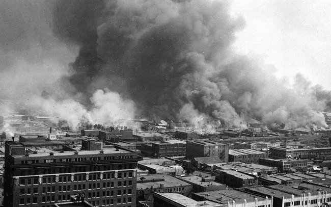 Vernietiging van het bloedbad in Tulsa in 1921.