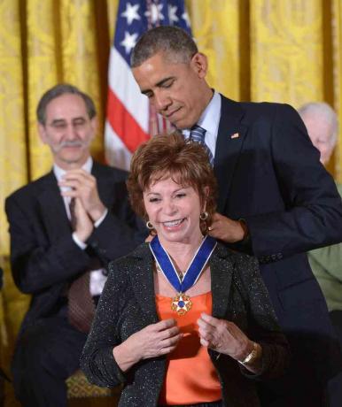 Allende ontvangt de presidentiële medaille van vrijheid van president Obama