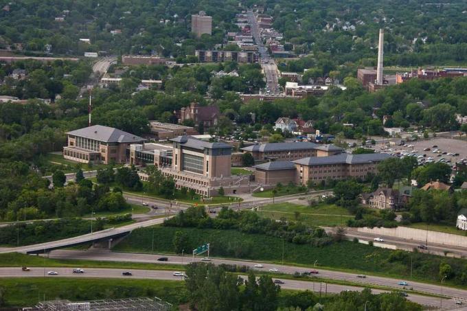 Een luchtfoto van Metropolitan State University.
