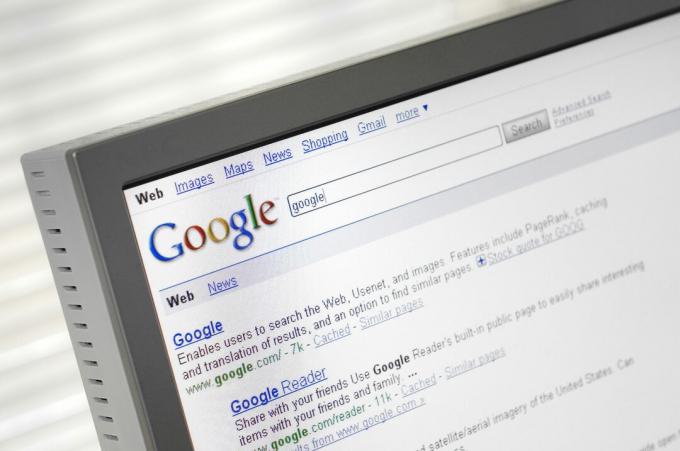 Google-zoekmachinepagina met zoekresultaten weergegeven op een computermonitor