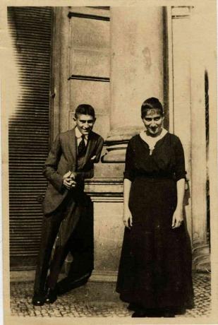 Franz Kafka met zijn zus Ottla voor Oppelt House in Praag Artiest: Anoniem
