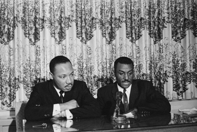 Burgerrechtenactivisten Martin Luther King Jr. en Fred Shuttlesworth houden een persconferentie aan het begin van de Birmingham-campagne, mei 1963.