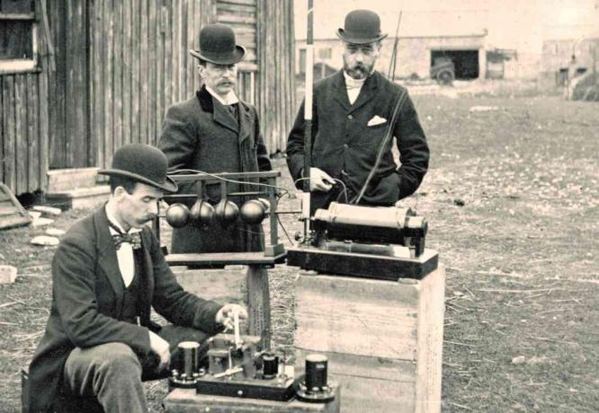 Oude foto van Britse postkantooringenieurs die Marconi's radioapparatuur inspecteren tijdens een demonstratie op Flat Holm Island, 13 mei 1897