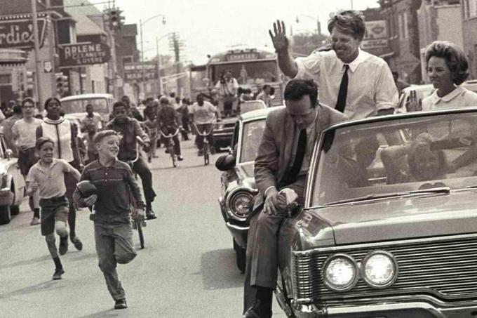 foto van Robert Kennedy die campagne voert in Detroit