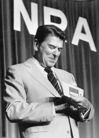 President Reagan ontvangt zijn NRA-lidmaatschapskaart