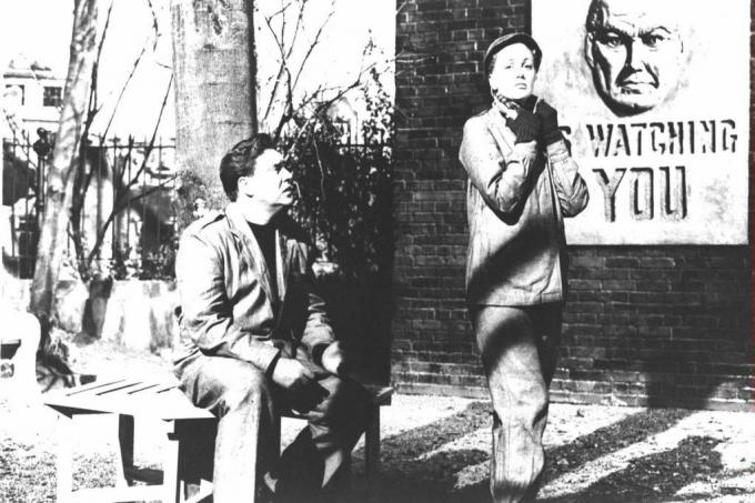 Acteurs Edmond O'Brien en Jan Sterling met een Big Brother-poster erachter in een still uit de filmversie van George Orwells roman '1984'.