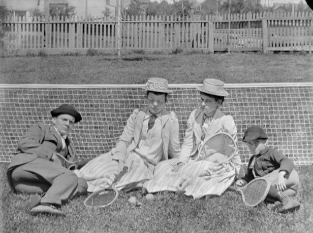 Familie rust na een tenniswedstrijd, ca. 1900.