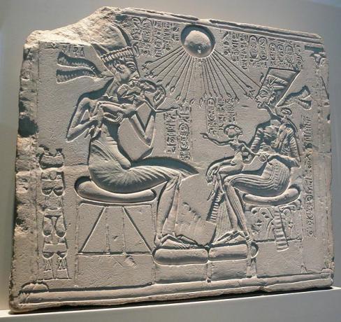 Een huisaltaar met Akhenaten, Nefertiti en hun dochters in kalksteen. Amarna-periode.