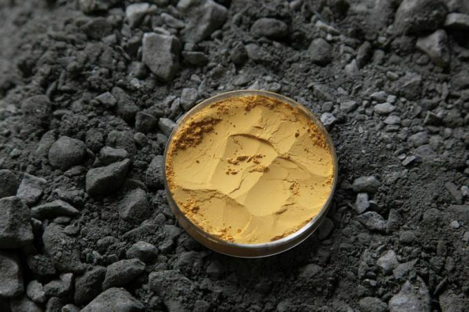 Uranium heeft twee oer-isotopen (uranium-238 en uranium-235).