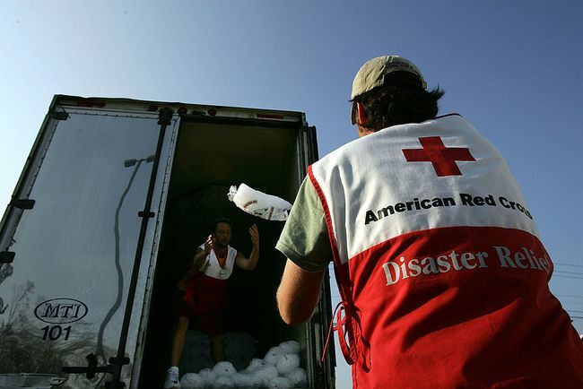 Een vrijwilliger van het Amerikaanse Rode Kruis lost zakken ijs voor mensen in nood na orkaan Katrina 14 september 2005 in Biloxi, Mississippi.