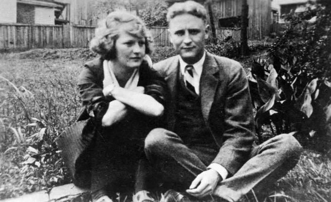 Zelda en F. Scott Fitzgerald zittend in hun tuin