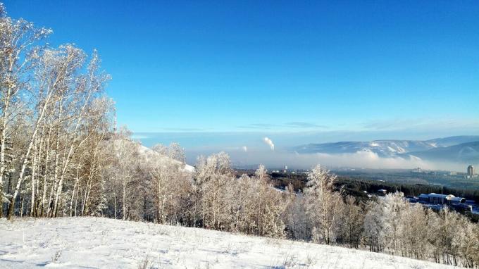 Schilderachtig uitzicht op het met sneeuw bedekte landschap tegen de blauwe lucht