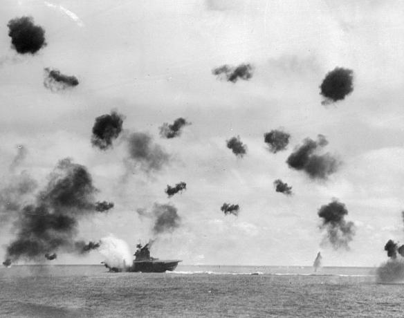 Vliegdekschip Yorktown wordt geraakt door Japanse bommenwerper