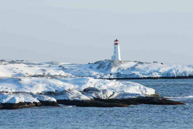 Vuurtoren in Nova Scotia, waar maritieme polaire lucht zich vormt over de oceanen op hoge breedtegraden
