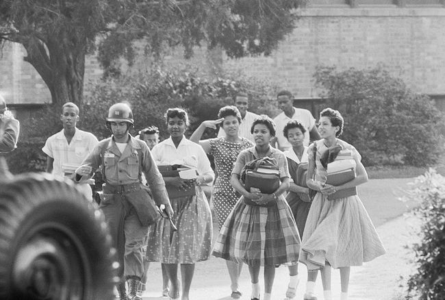 De Little Rock Negen Black-studenten verlaten Little Rock, Arkansas' Central High School, nadat ze weer een schooldag hebben gehad.