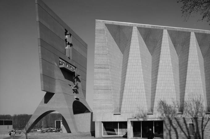 Zwart-wit foto van de St. John's University Abbey ontworpen door Marcel Breuer