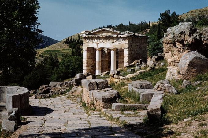 Uitzicht op de schatkist van de Atheners in Delphi